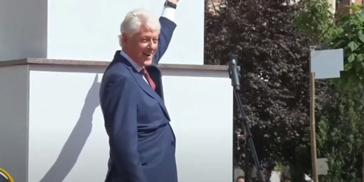 Nesër vjen në Tiranë/ Kush është Bill Klinton? Përse shqiptarët kanë “lidhje” speciale me…