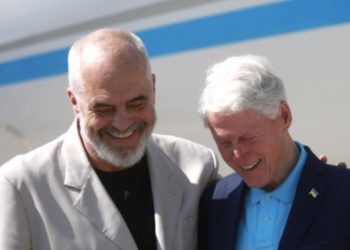 Bill Klinton mbërrin në Shqipëri, Rama menjëherë publikon foton e parë dhe ka një mesazh…