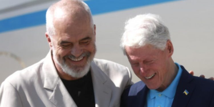 Bill Klinton mbërrin në Shqipëri, Rama menjëherë publikon foton e parë dhe ka një mesazh…