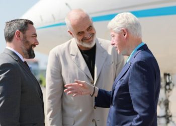 Klinton mbërrin në Shqipëri/ E FUNDIT: Reagon për herë të parë Ambasada Amerikane…