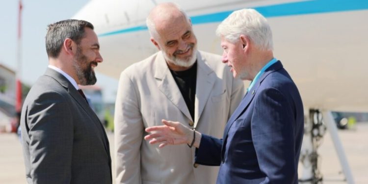 Klinton mbërrin në Shqipëri/ E FUNDIT: Reagon për herë të parë Ambasada Amerikane…