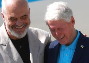 Nuk ka lidhje me Shqipërinë! Shikoni DETAJIN që bie në sy tek Bill Clinton, sapo zbret nga avioni…