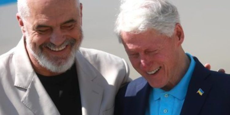 Nuk ka lidhje me Shqipërinë! Shikoni DETAJIN që bie në sy tek Bill Clinton, sapo zbret nga avioni…