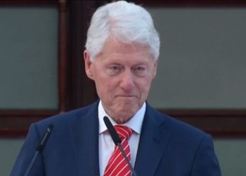 Bill Clinton tregon historinë rrëqethëse: “Shqiptari mu ul në gjunjë dhe më…