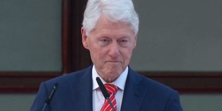 Bill Clinton tregon historinë rrëqethëse: “Shqiptari mu ul në gjunjë dhe më…