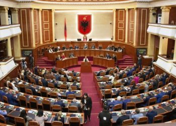 S’ka diplomë pa punuar 5 vite/ Kuvendi vendos, projektligji për studentët e mjekësisë do të…