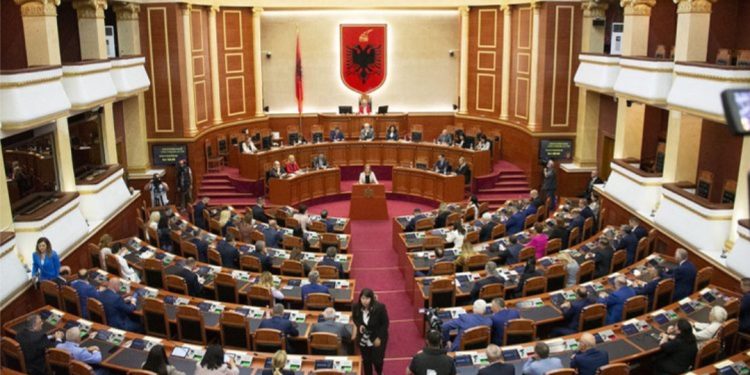 S’ka diplomë pa punuar 5 vite/ Kuvendi vendos, projektligji për studentët e mjekësisë do të…