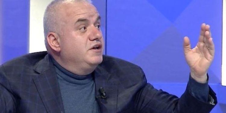 “Rrini vigjilent”/ Paralajmërimi i Artan Hoxhës: Në orët në vijim do “plasë” një skandal tjetër…