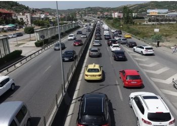 Qytetarët i drejtohen plazhit, trafik i rënduar në autostradën Tiranë-Durrës…