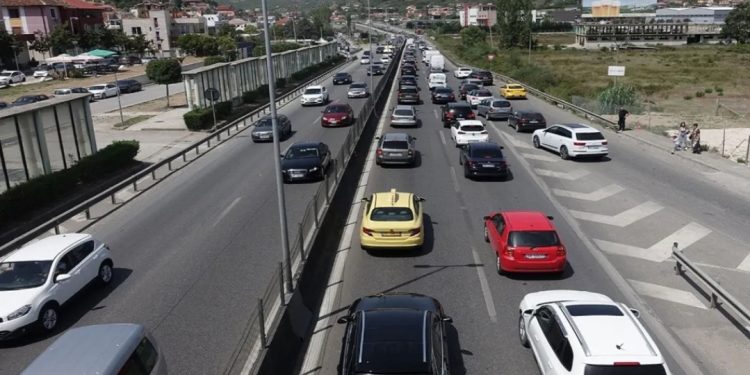 Qytetarët i drejtohen plazhit, trafik i rënduar në autostradën Tiranë-Durrës…