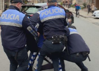 E paprecedentë! 3 të rinj rrahin me grushta policin në Tiranë…