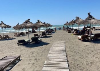 Hyri në det për të shpëtuar djalin, u mbytën të 3, si ndodhi tragjedia në plazhin e Kavajës…