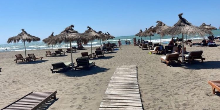 Hyri në det për të shpëtuar djalin, u mbytën të 3, si ndodhi tragjedia në plazhin e Kavajës…