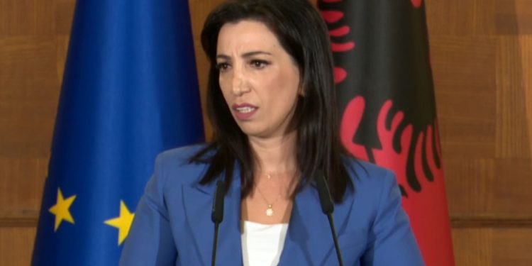 Mjekët po ikin nga Shqipëria/ Ministrja: Nuk ka faj Qeveria Rama, por BE-ja që…