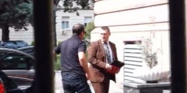 Dosja “Ahmetaj”/ Çfarë mbante në dorë kreu i SPAK-ut, Altin Dumani kur u fut në…