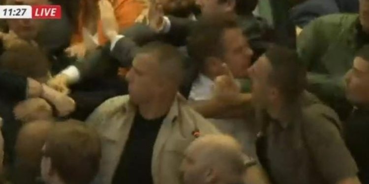 LAJM I FUNDIT – E rëndë, sulmohet fizikisht Albin Kurti, shikoni VIDEO-n…