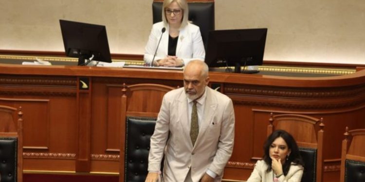 EMRAT/ Kush janë 3 deputetët që ABSTENUAN në votimin për arrestimin e Ahmetajt…