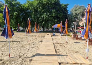 Pushime pa shpenzime/ Ky është plazhi në Shqipëri ku çadra me 2 ujë FALAS, kushtojnë vetëm 500 lekë…