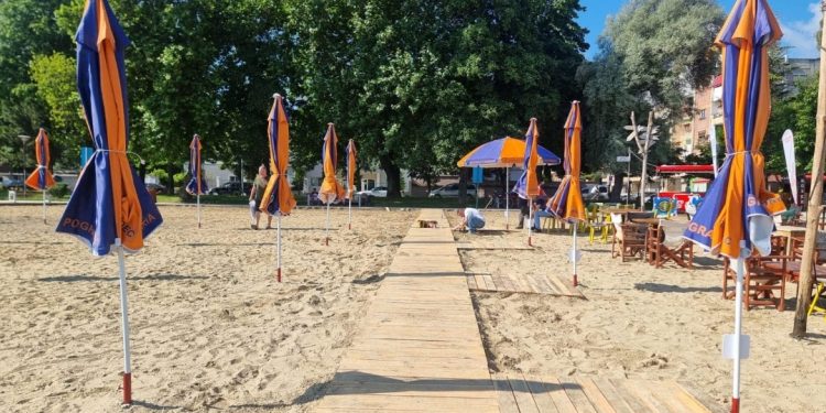 Pushime pa shpenzime/ Ky është plazhi në Shqipëri ku çadra me 2 ujë FALAS, kushtojnë vetëm 500 lekë…