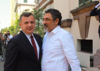 Taulant Balla i “merr fytyrën” Bledi Çuçit: S’ka paguar gjobat e makinës së tij…