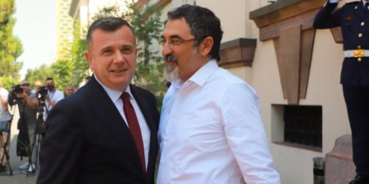Taulant Balla i “merr fytyrën” Bledi Çuçit: S’ka paguar gjobat e makinës së tij…
