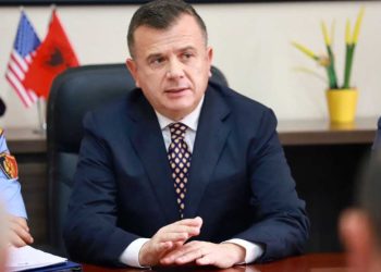 Balla me “dorë të hekur” ndaj policisë: Mos u bashkoni “me të fortin e lagjes”, bëni…