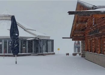 “Çmendet” moti/ Bie dëborë në ‘mes të korrikut’, ja vendi ku po ndodh ky fenomen i pazakontë…