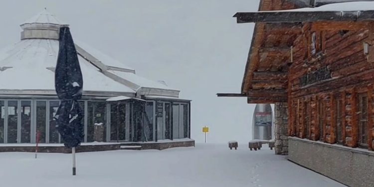 “Çmendet” moti/ Bie dëborë në ‘mes të korrikut’, ja vendi ku po ndodh ky fenomen i pazakontë…