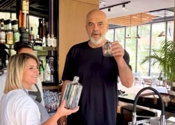VIDEO/ Rama ngre “dolli” me ujë të ftohtë: Gëzuar! Të na rrojë Tepelena turistike që…