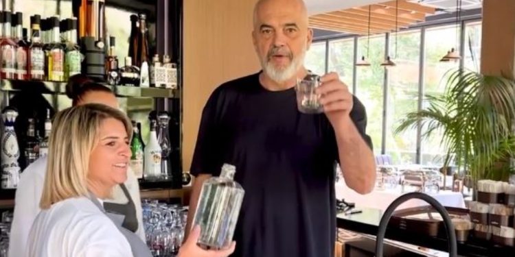 VIDEO/ Rama ngre “dolli” me ujë të ftohtë: Gëzuar! Të na rrojë Tepelena turistike që…