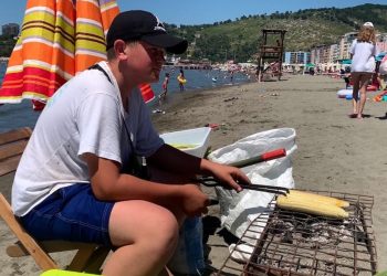 “Puna nuk është turp”/ ‘Artisti i vogël’ që shet misra: Dua të ndihmoj familjen…