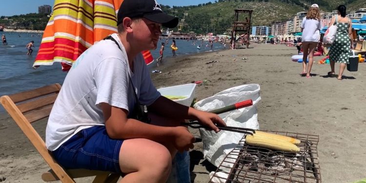 “Puna nuk është turp”/ ‘Artisti i vogël’ që shet misra: Dua të ndihmoj familjen…