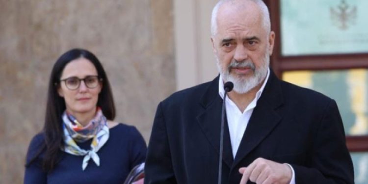 “Nuk jam dorëhequr”, Edi Rama ‘shuan zërat’ për largimin e ministres….
