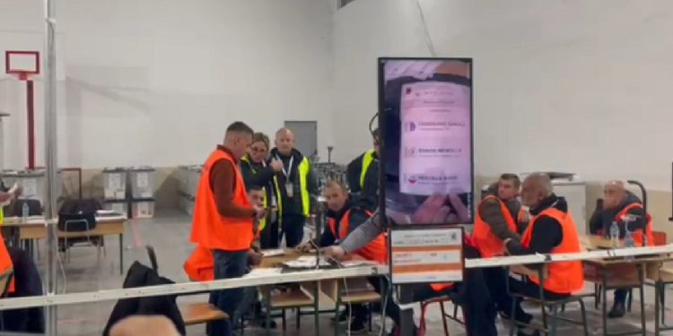 DREJT FUNDIT/ Numërohen 40 nga 54 kuti, kush kryeson në zgjedhjet e Rrogozhinës…