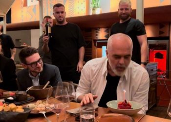“Dy liderët më të mëdhenj”/ Soros nuk i ndal elozhet, Edi Rama fryn qirinjtë e ditëlindjes…