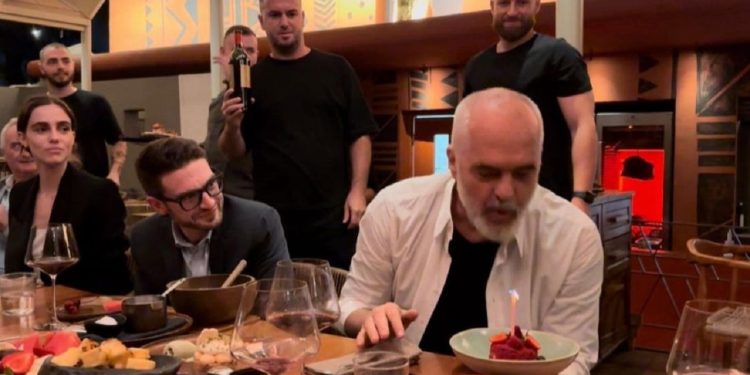 “Dy liderët më të mëdhenj”/ Soros nuk i ndal elozhet, Edi Rama fryn qirinjtë e ditëlindjes…