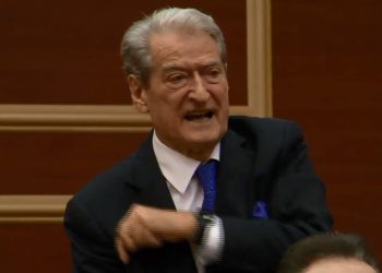 “Jep dorëheqjen menjëherë”/ Berisha përplaset keq në Kuvend me…