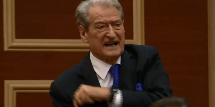 “Jep dorëheqjen menjëherë”/ Berisha përplaset keq në Kuvend me…