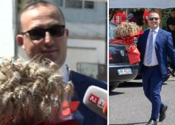 Deputeti i PD-së bën hyrje “spektakolare” në Kuvend, shfaqet teksa mban në duar…