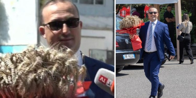Deputeti i PD-së bën hyrje “spektakolare” në Kuvend, shfaqet teksa mban në duar…