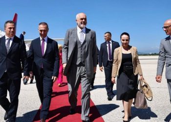 Rama nis turin ballkanik/ Kryeministri mbërrin në Shkup, pritet me tapetin e kuq nga…