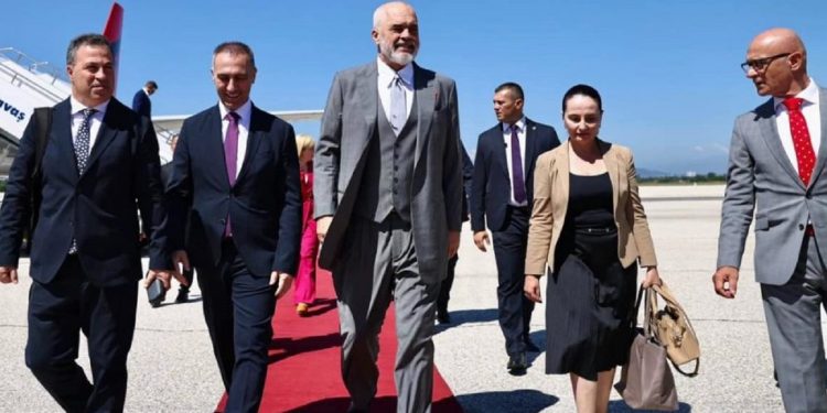 Rama nis turin ballkanik/ Kryeministri mbërrin në Shkup, pritet me tapetin e kuq nga…