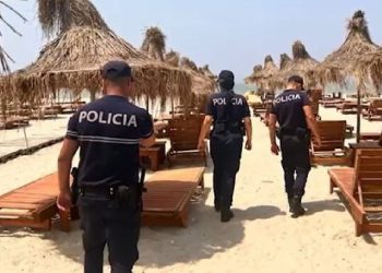 Qytetares në Shëngjin i ndodh e PAPRITURA/ Dy efektivë policie i vijnë në ndihmë…