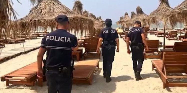 Qytetares në Shëngjin i ndodh e PAPRITURA/ Dy efektivë policie i vijnë në ndihmë…