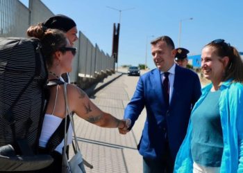 Balla takon befasisht çiftin e turistëve nga Gjermania/ Çfarë u tha që i shkriu së qeshuri…