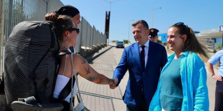 Balla takon befasisht çiftin e turistëve nga Gjermania/ Çfarë u tha që i shkriu së qeshuri…