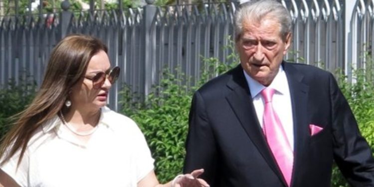 Sali Berisha guxon edhe në moshën 78-vjeçare! Si kurrë më parë sot shfaqet me…