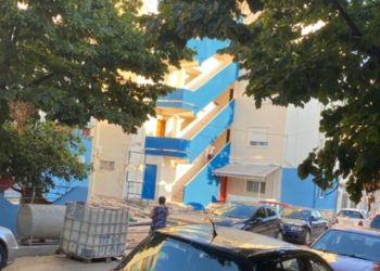 Ish-kryebashkiaku i Sarandës “mban premtimin”, i lyen pallatet me ngjyrat e flamurit grek…