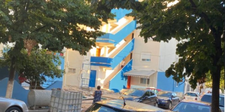 Ish-kryebashkiaku i Sarandës “mban premtimin”, i lyen pallatet me ngjyrat e flamurit grek…