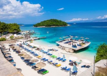 E padëgjuar më parë! Çmimi për një shezllon shkon në 500 euro, ja zona më e çmendur në Shqipëri…